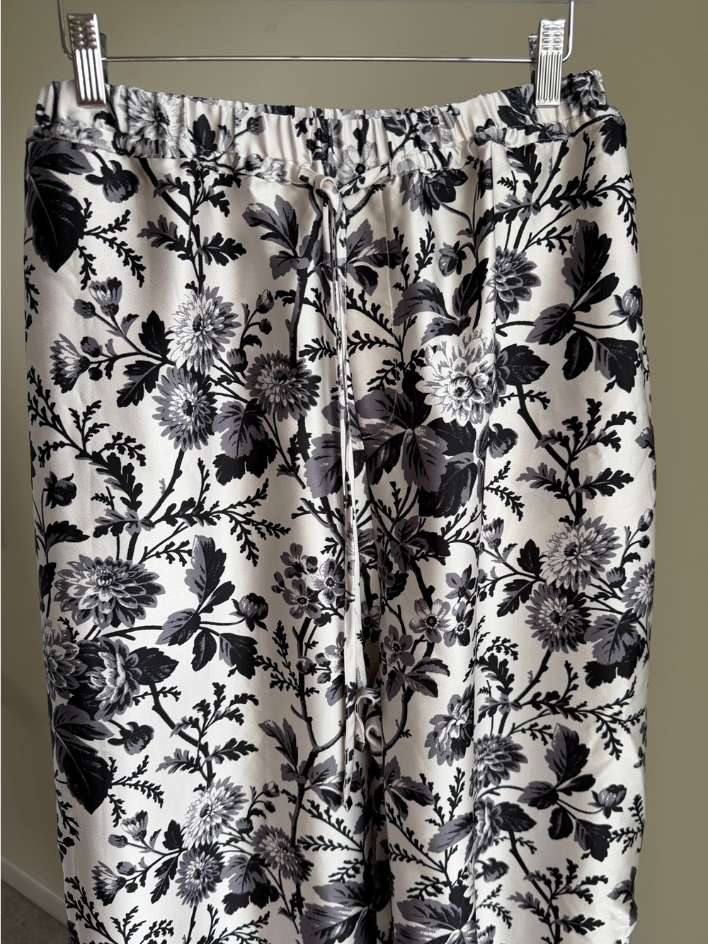 Maeve by Anthropologie Floral Silky Parachute Pants Black White Size M - Picture 4 of 12